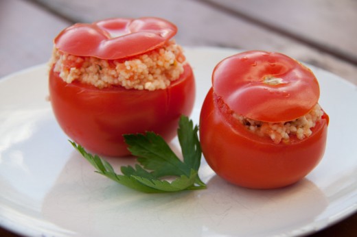 Gefüllte Tomaten mit Couscous und Schafskäse. Das komplette Thermomix Rezept aus dem Varoma für gefülltes Gemüse könnt ihr hier finden: https://www.meinesvenja.de/wp/2013/04/29/gefuellte-tomaten-mit-couscous-und-schafskaese/